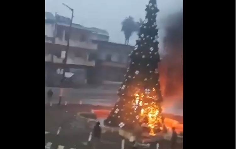 Sebuah aksi pembakaran pohon Natal oleh orang tak dikenal di kota Suqaylabiyah, Suriah, telah memicu gelombang protes dari umat Kristen di ibu kota Damaskus. (X@Habib_NKRI)
